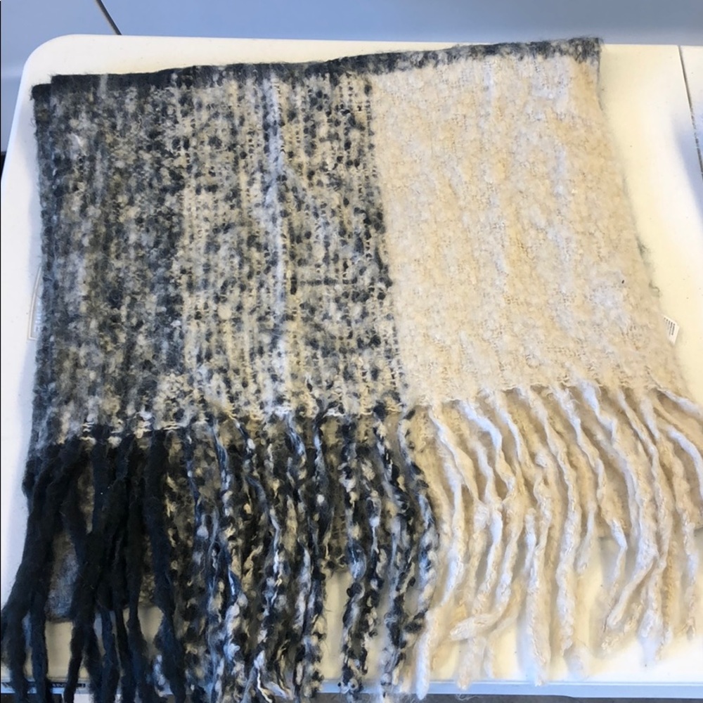 Scarf 4 pack. - Picture 2 of 5